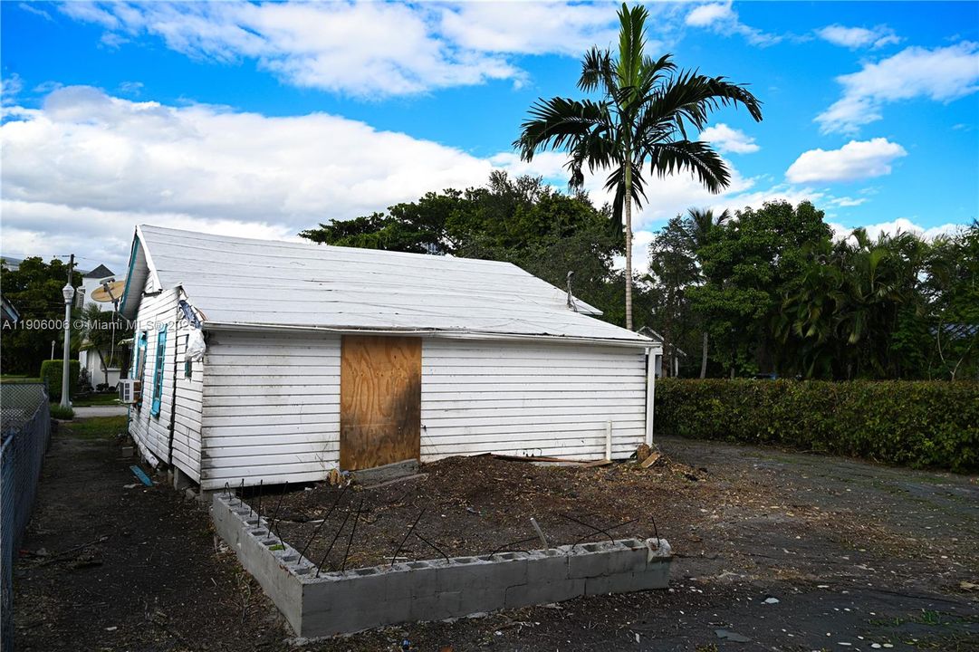 For Sale: $470,000 (2 beds, 1 baths, 756 Square Feet)