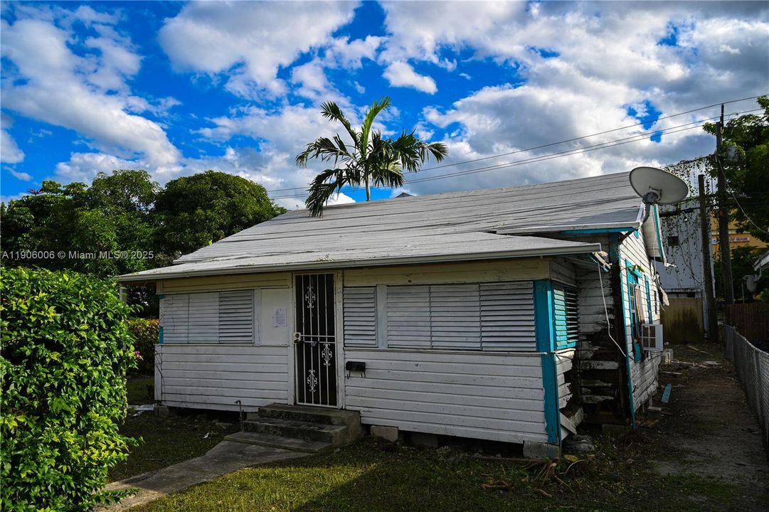 For Sale: $470,000 (2 beds, 1 baths, 756 Square Feet)