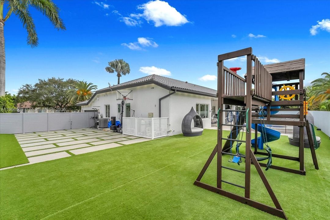 En Venta: $1,750,000 (5 camas, 4 baños, 3032 Pies cuadrados)