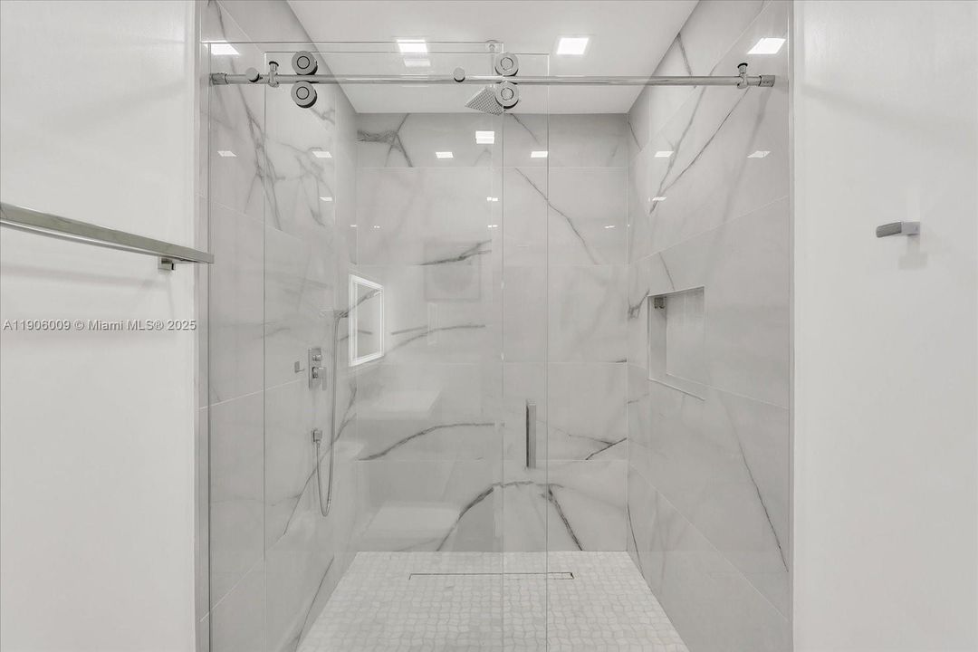 En Venta: $1,750,000 (5 camas, 4 baños, 3032 Pies cuadrados)