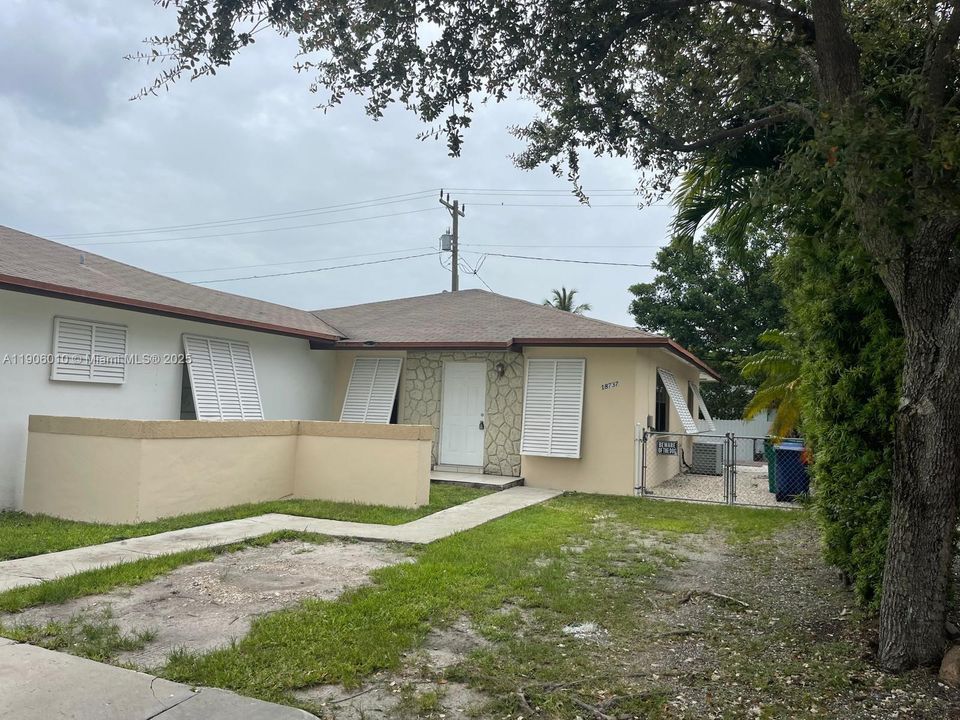 最近租的: $2,550 (3 贝兹, 2 浴室, 1260 平方英尺)