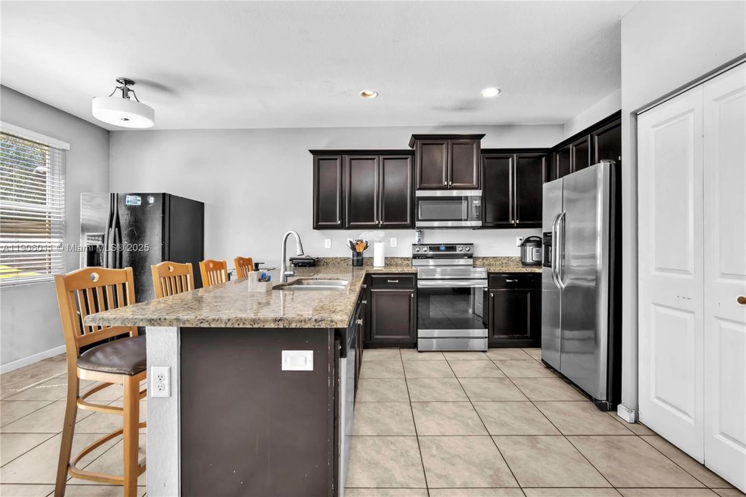 В аренду: $4,500 (6 спален, 4 ванн, 3040 Квадратных фут)