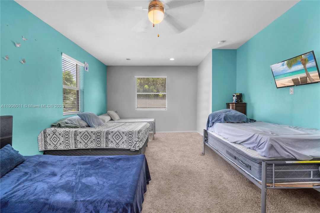 В аренду: $4,500 (6 спален, 4 ванн, 3040 Квадратных фут)