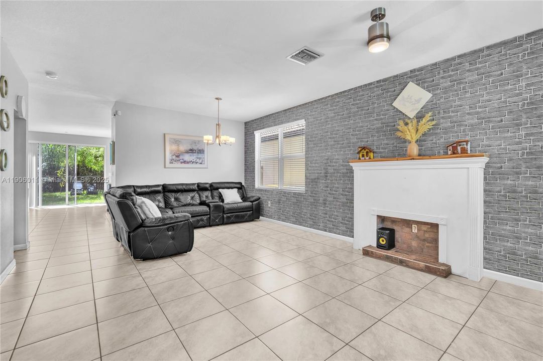 В аренду: $4,500 (6 спален, 4 ванн, 3040 Квадратных фут)