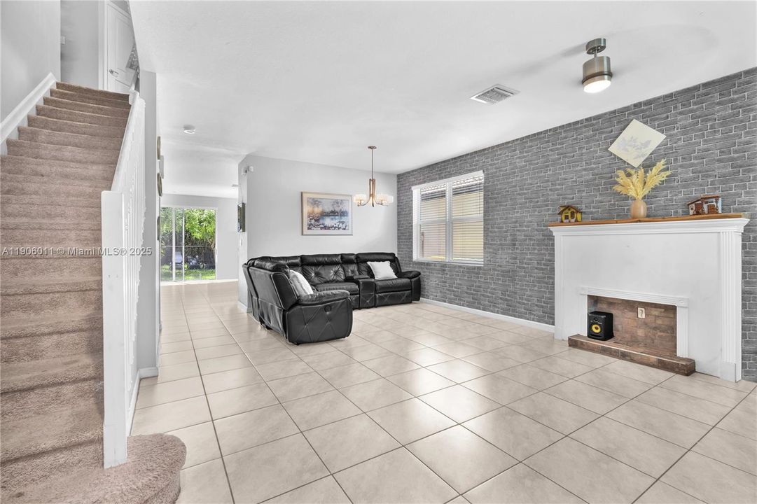 В аренду: $4,500 (6 спален, 4 ванн, 3040 Квадратных фут)