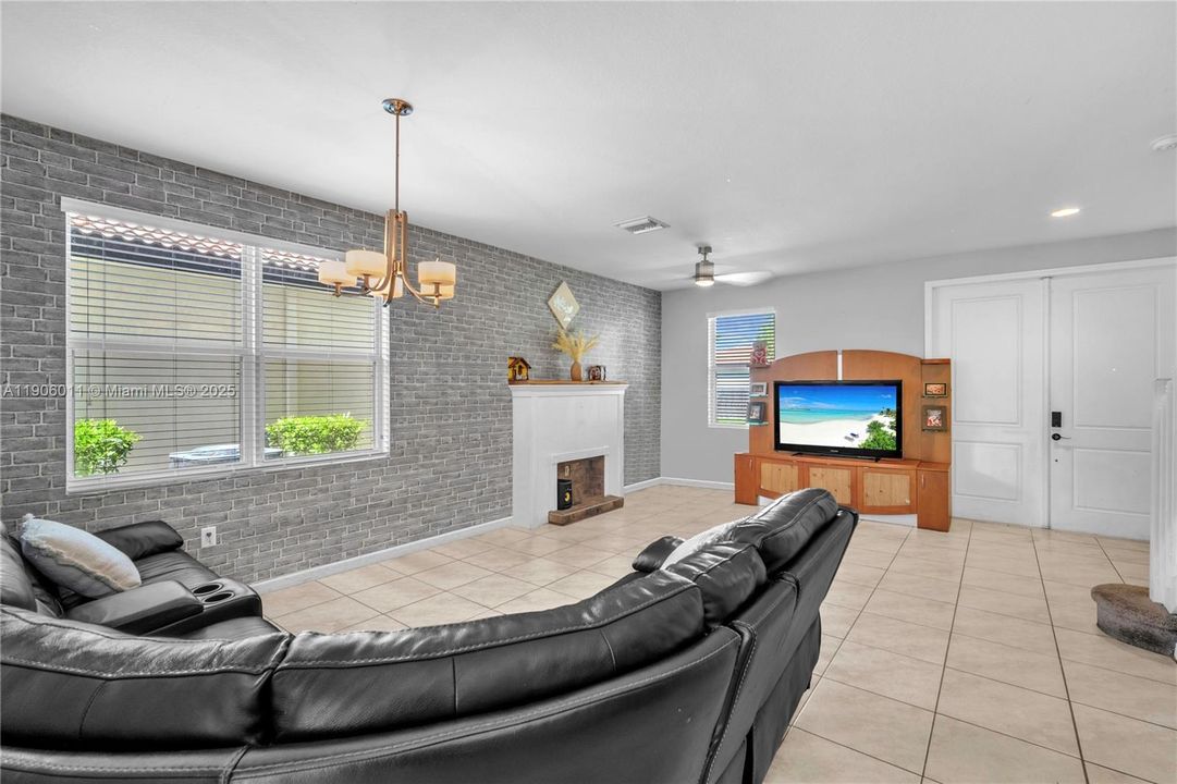 В аренду: $4,500 (6 спален, 4 ванн, 3040 Квадратных фут)