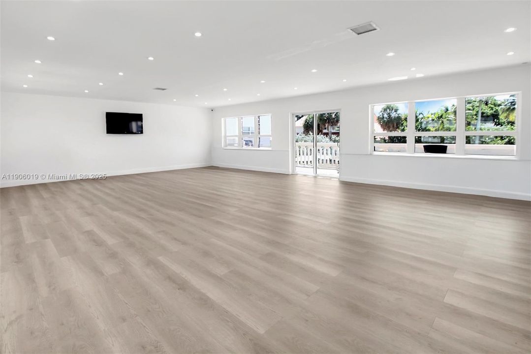 待售: $295,000 (2 贝兹, 2 浴室, 1200 平方英尺)