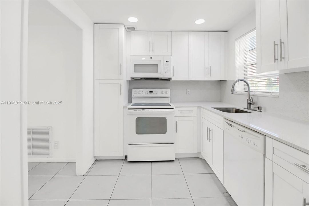 待售: $295,000 (2 贝兹, 2 浴室, 1200 平方英尺)