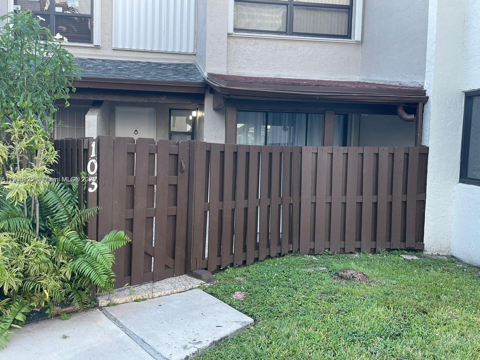 合同活跃: $2,600 (2 贝兹, 2 浴室, 981 平方英尺)