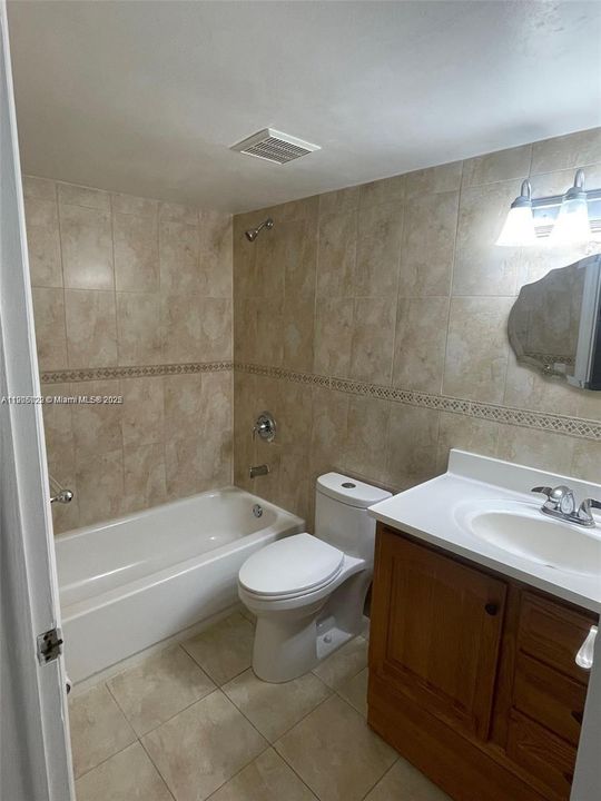 合同活跃: $2,600 (2 贝兹, 2 浴室, 981 平方英尺)