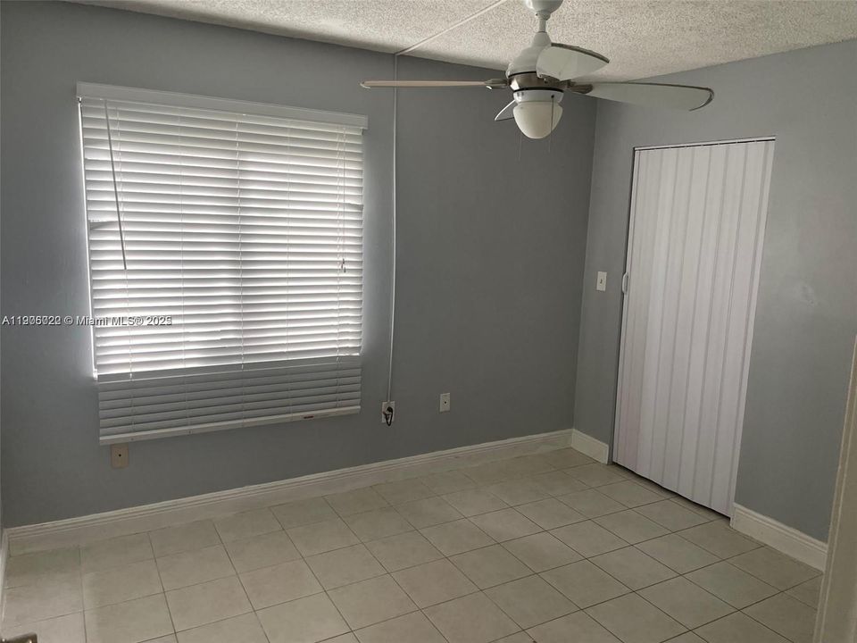 合同活跃: $2,600 (2 贝兹, 2 浴室, 981 平方英尺)