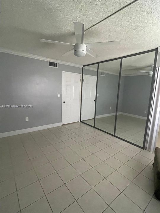 合同活跃: $2,600 (2 贝兹, 2 浴室, 981 平方英尺)