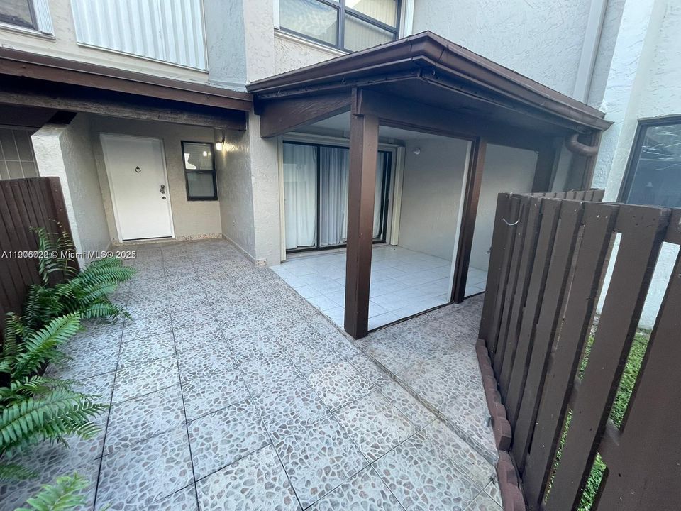 合同活跃: $2,600 (2 贝兹, 2 浴室, 981 平方英尺)