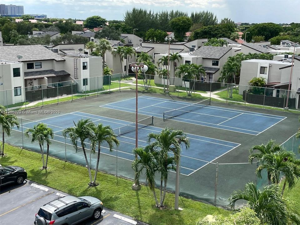 合同活跃: $2,600 (2 贝兹, 2 浴室, 981 平方英尺)