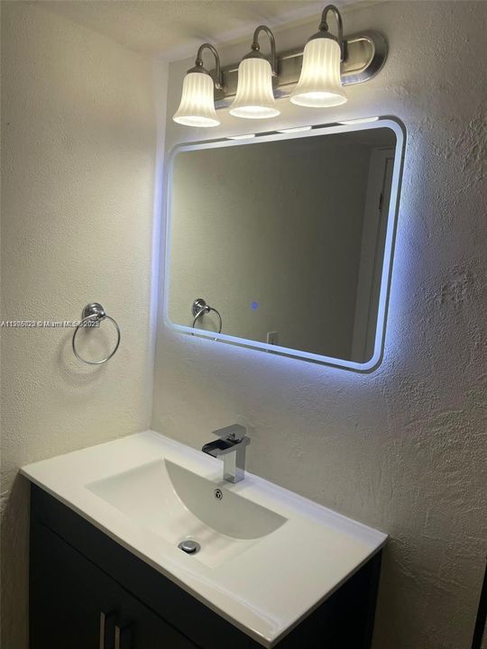 合同活跃: $2,600 (2 贝兹, 2 浴室, 981 平方英尺)