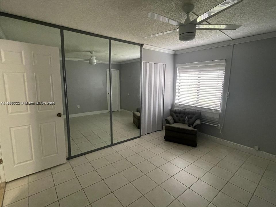 合同活跃: $2,600 (2 贝兹, 2 浴室, 981 平方英尺)