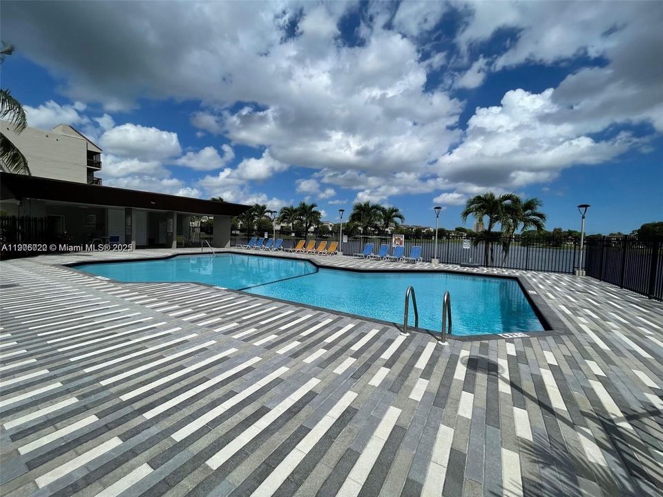 合同活跃: $2,600 (2 贝兹, 2 浴室, 981 平方英尺)