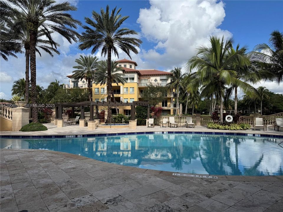 For Sale: $525,000 (2 beds, 2 baths, 1289 Square Feet)