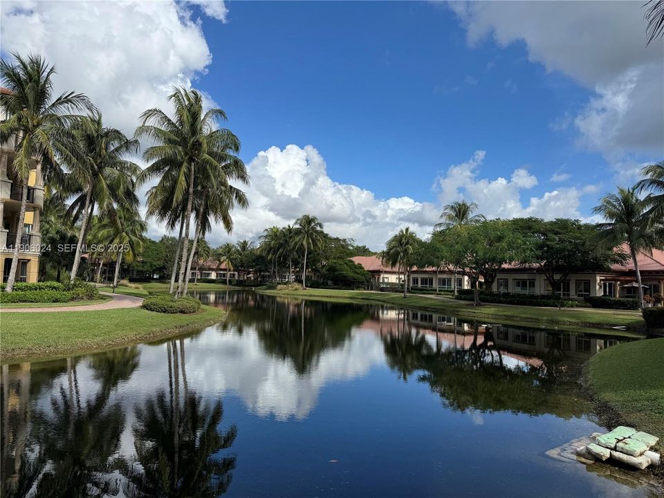 For Sale: $525,000 (2 beds, 2 baths, 1289 Square Feet)