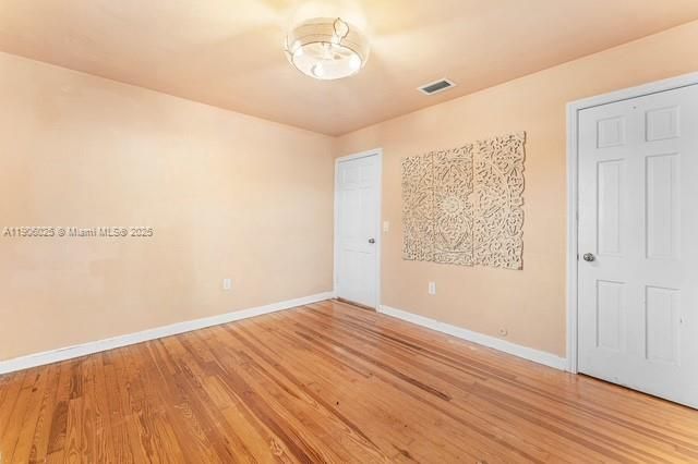 最近售出: $395,000 (3 贝兹, 1 浴室, 1021 平方英尺)