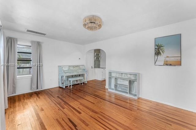 最近售出: $395,000 (3 贝兹, 1 浴室, 1021 平方英尺)