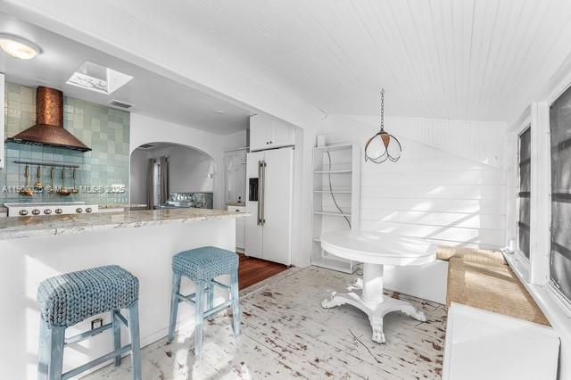 最近售出: $395,000 (3 贝兹, 1 浴室, 1021 平方英尺)