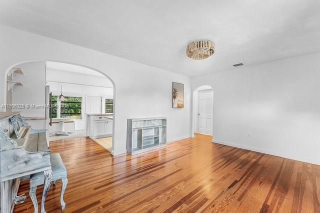 最近售出: $395,000 (3 贝兹, 1 浴室, 1021 平方英尺)