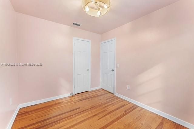 最近售出: $395,000 (3 贝兹, 1 浴室, 1021 平方英尺)