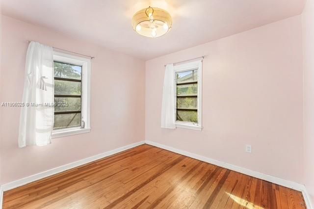 最近售出: $395,000 (3 贝兹, 1 浴室, 1021 平方英尺)