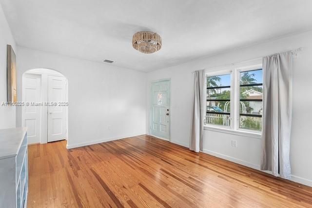 最近售出: $395,000 (3 贝兹, 1 浴室, 1021 平方英尺)