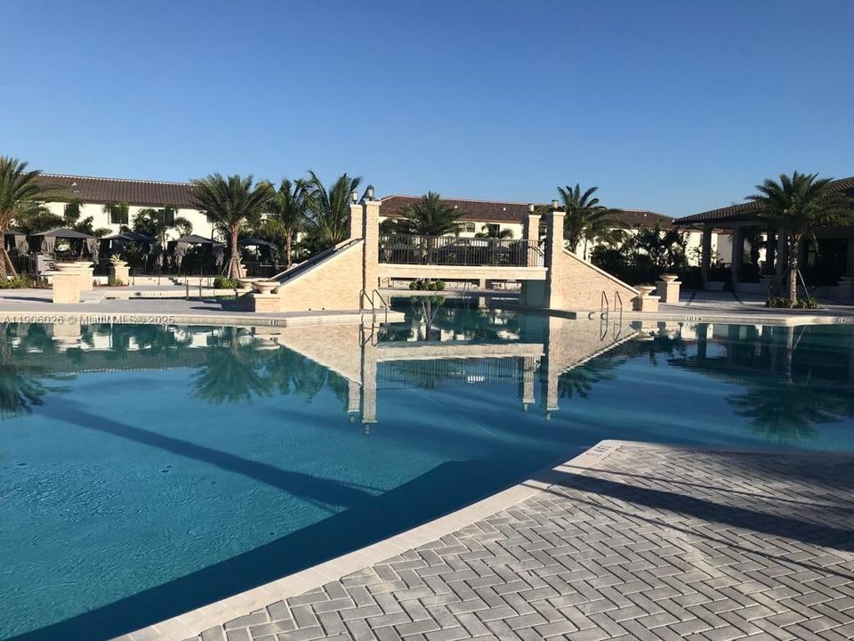 For Rent: $2,750 (2 beds, 2 baths, 1205 Square Feet)