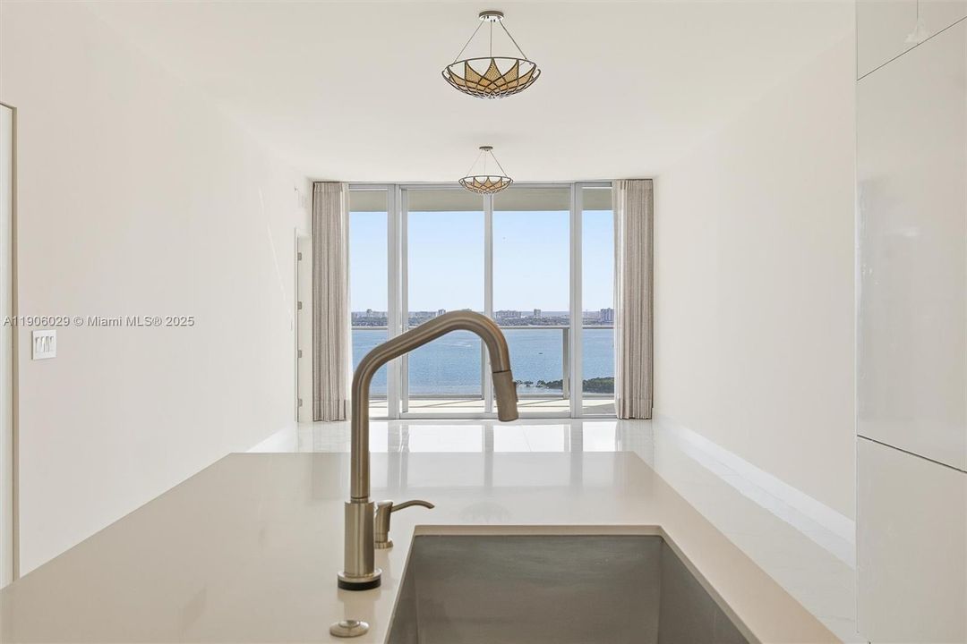 出租: $9,300 (2 贝兹, 3 浴室, 1523 平方英尺)