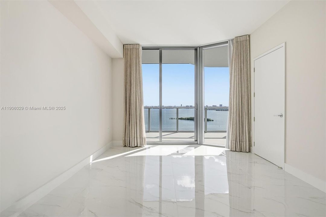 出租: $9,300 (2 贝兹, 3 浴室, 1523 平方英尺)