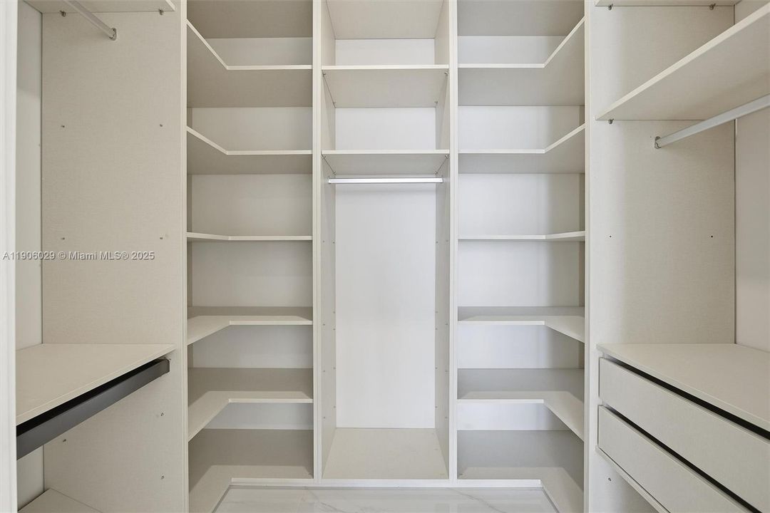 出租: $9,300 (2 贝兹, 3 浴室, 1523 平方英尺)