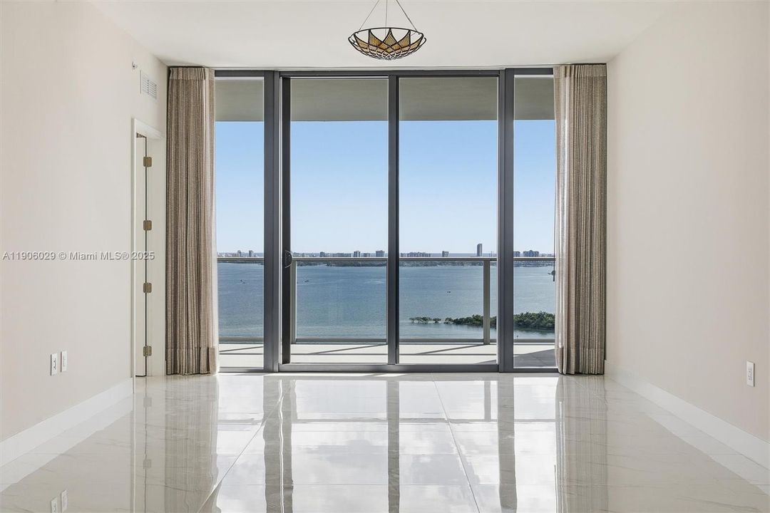 出租: $9,300 (2 贝兹, 3 浴室, 1523 平方英尺)