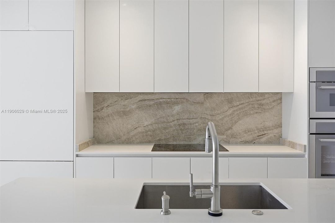 出租: $9,300 (2 贝兹, 3 浴室, 1523 平方英尺)