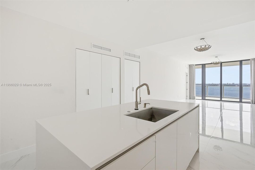 出租: $9,300 (2 贝兹, 3 浴室, 1523 平方英尺)