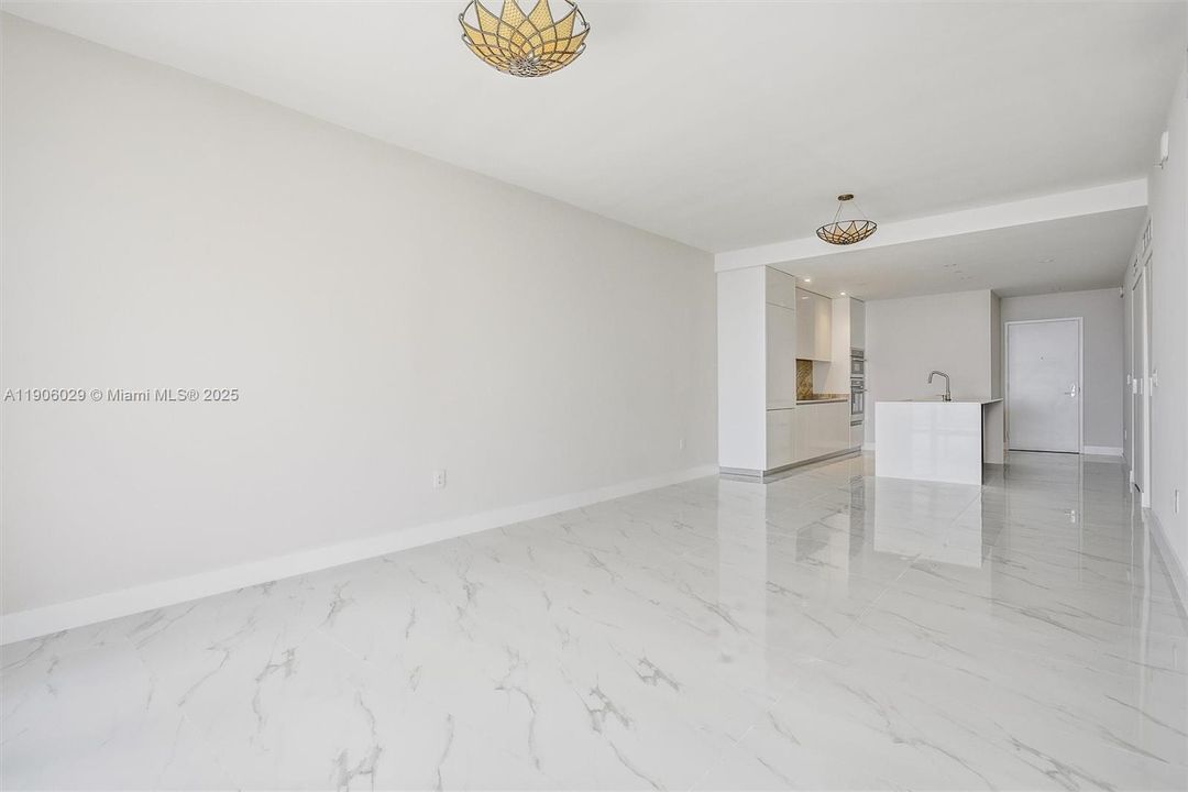 出租: $9,300 (2 贝兹, 3 浴室, 1523 平方英尺)