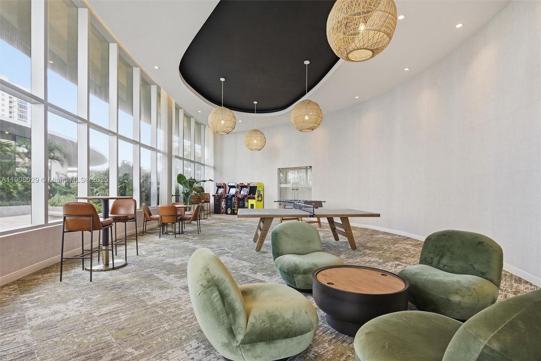 出租: $9,300 (2 贝兹, 3 浴室, 1523 平方英尺)