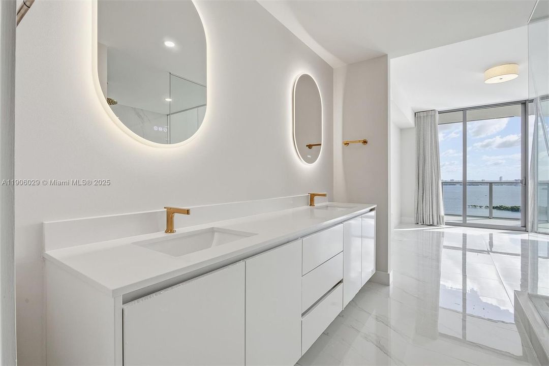 出租: $9,300 (2 贝兹, 3 浴室, 1523 平方英尺)