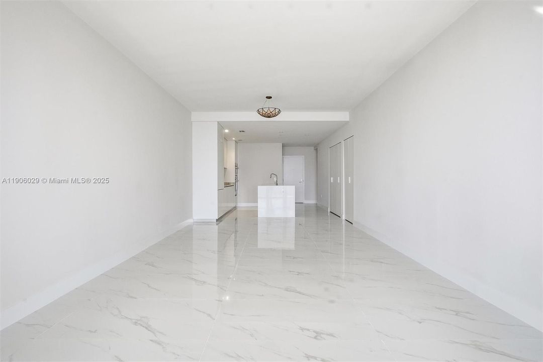 出租: $9,300 (2 贝兹, 3 浴室, 1523 平方英尺)