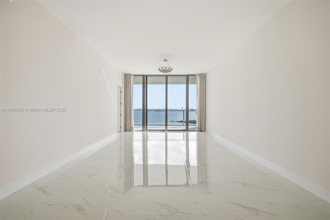 出租: $9,300 (2 贝兹, 3 浴室, 1523 平方英尺)