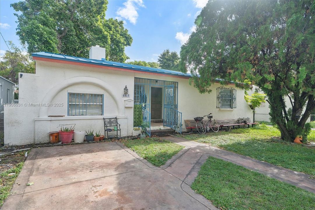 For Sale: $699,000 (3 beds, 2 baths, 1308 Square Feet)