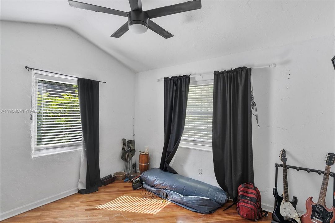 For Sale: $699,000 (3 beds, 2 baths, 1308 Square Feet)