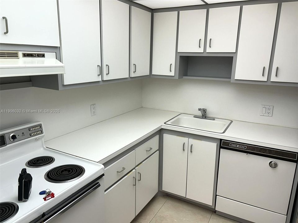 For Sale: $209,500 (1 beds, 1 baths, 913 Square Feet)