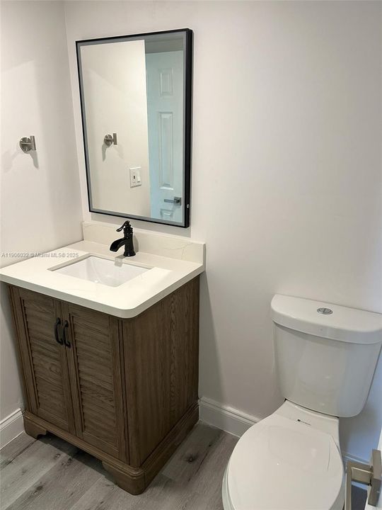 For Sale: $209,500 (1 beds, 1 baths, 913 Square Feet)