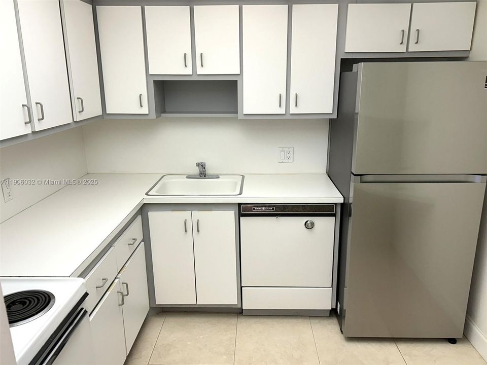 For Sale: $209,500 (1 beds, 1 baths, 913 Square Feet)