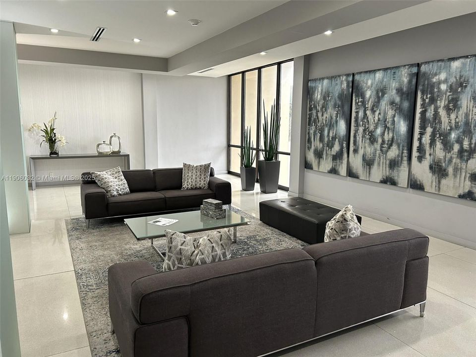 For Sale: $209,500 (1 beds, 1 baths, 913 Square Feet)