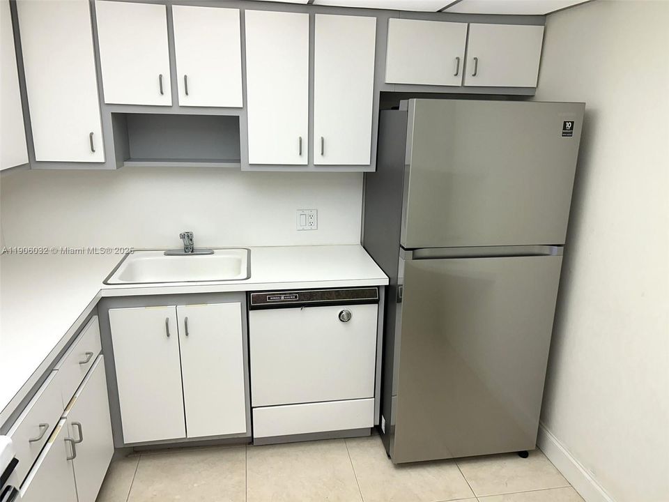 For Sale: $209,500 (1 beds, 1 baths, 913 Square Feet)