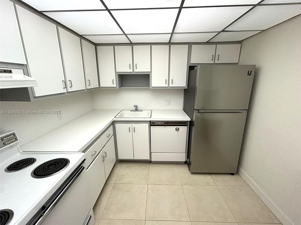 For Sale: $209,500 (1 beds, 1 baths, 913 Square Feet)